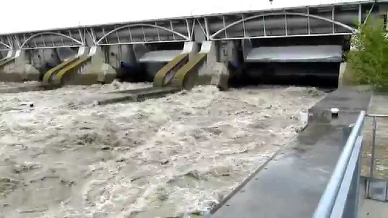 Donauhochwasser 3.6.2013 - Wehranlage Kraftwerk Freudenau