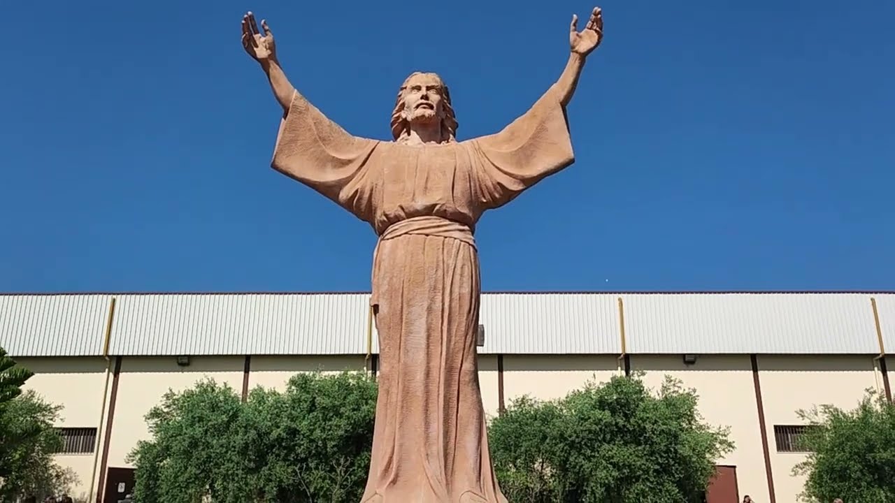 RnS. CENTINAIA DI FEDELI RIUNITI PER CELEBRARE LA PENTECOSTE