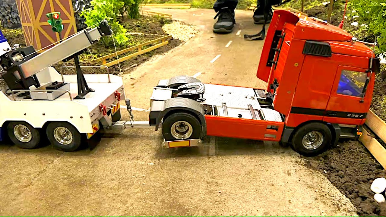RC Truck Crash Tow Truck in Action Mercedes Benz Actros Volvo F 12 Intermodellbau Dortmund 2023