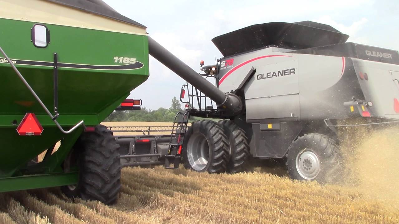 Gleaner S78 Combine Harvesting Wheat