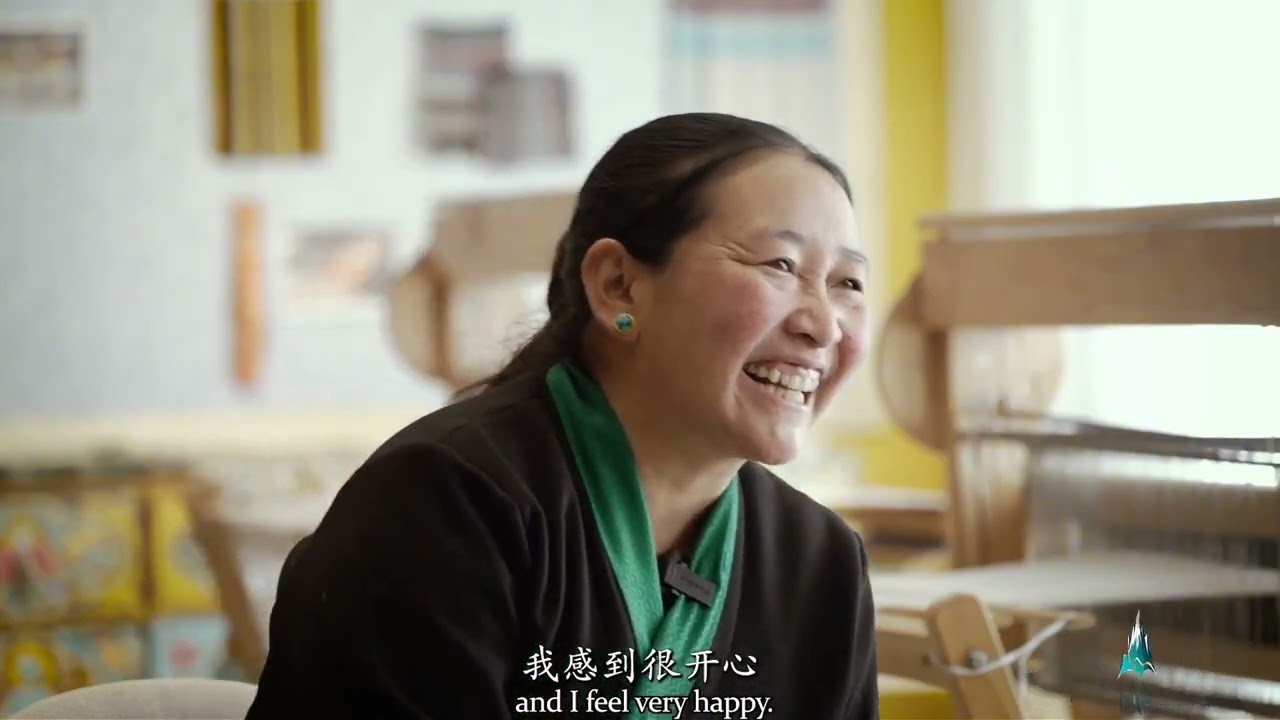Women: Xizang's Woolen Fabric Going to the World