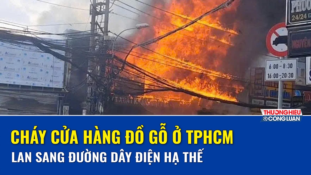 Cháy cửa hàng đồ gỗ ở TPHCM lan sang đường dây điện hạ thế, người dân hoảng loạn | THCL