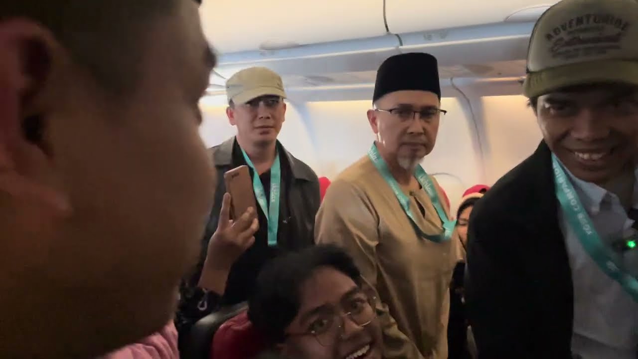 UAS Menyapa jamaah saat di pesawat Ikhlas.com