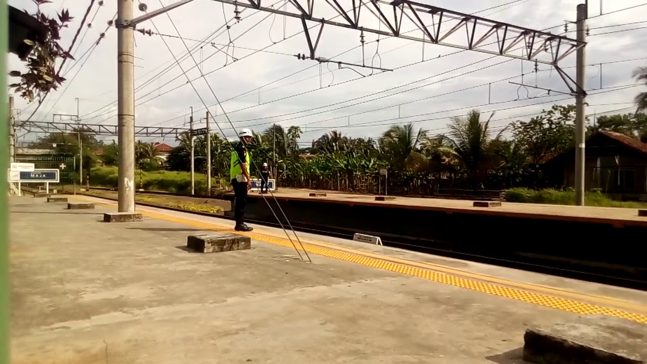KrlJR205 Tiba di stasiun maja