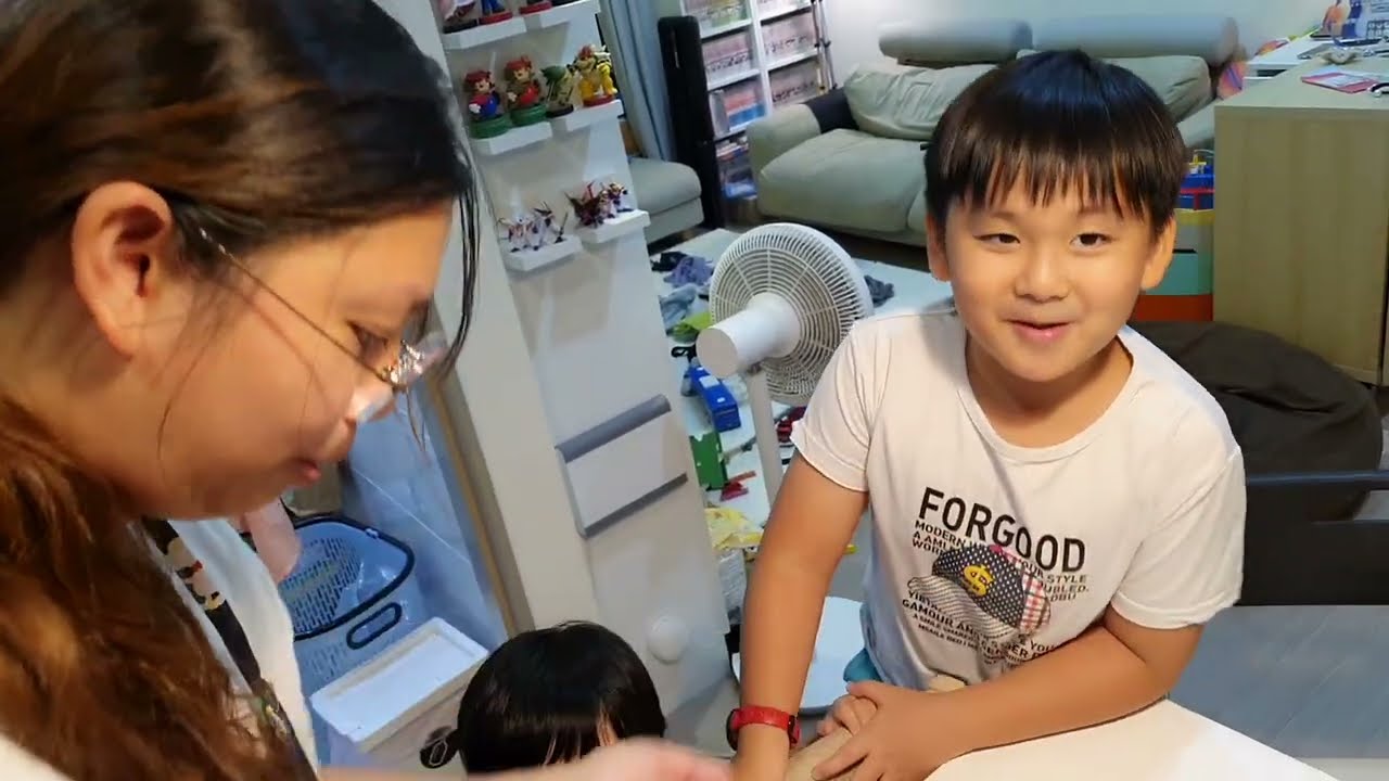 外面太熱了，一家人在家吃水波爐平底鍋烤肉大餐，兄弟倆口水直流｜咚1y8m21d 桐8y5m