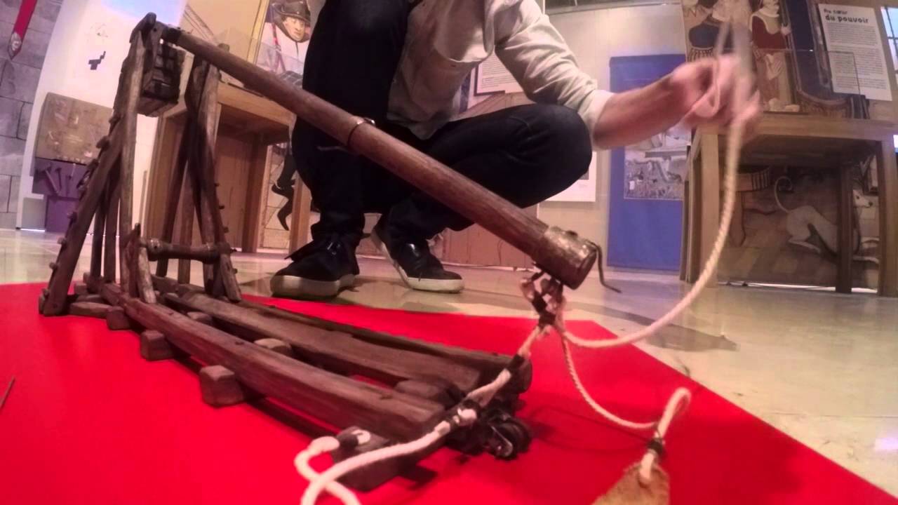 Fonctionnement de la maquette du trébuchet - exposition Châteaux à ARCHÉA
