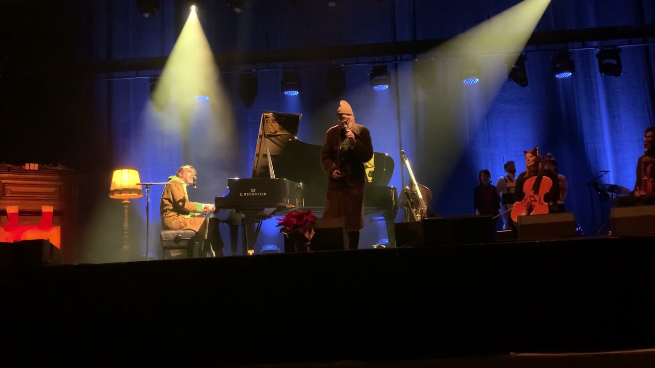 Chilly Gonzales ft Jarvis Cocker « Snow is falling in Manhattan » @ Philharmonie de Paris (2021)