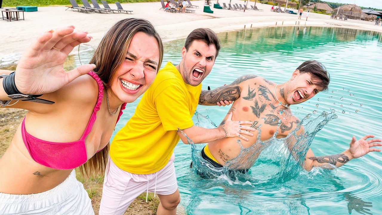 JOGUEI O TASPIO NA PISCINA E A LAVINHA SURTOU!! *ele passou dos limites