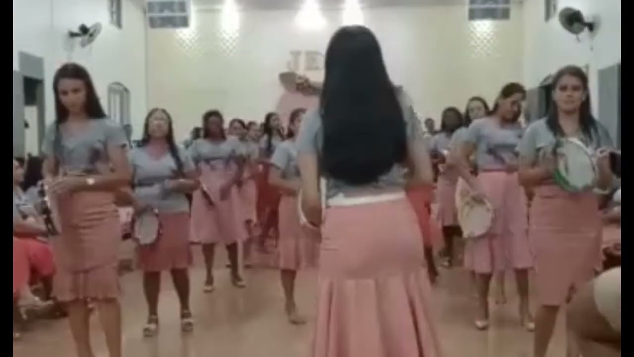 Irmas fazendo a apresentação com os tamborins no templo Central 