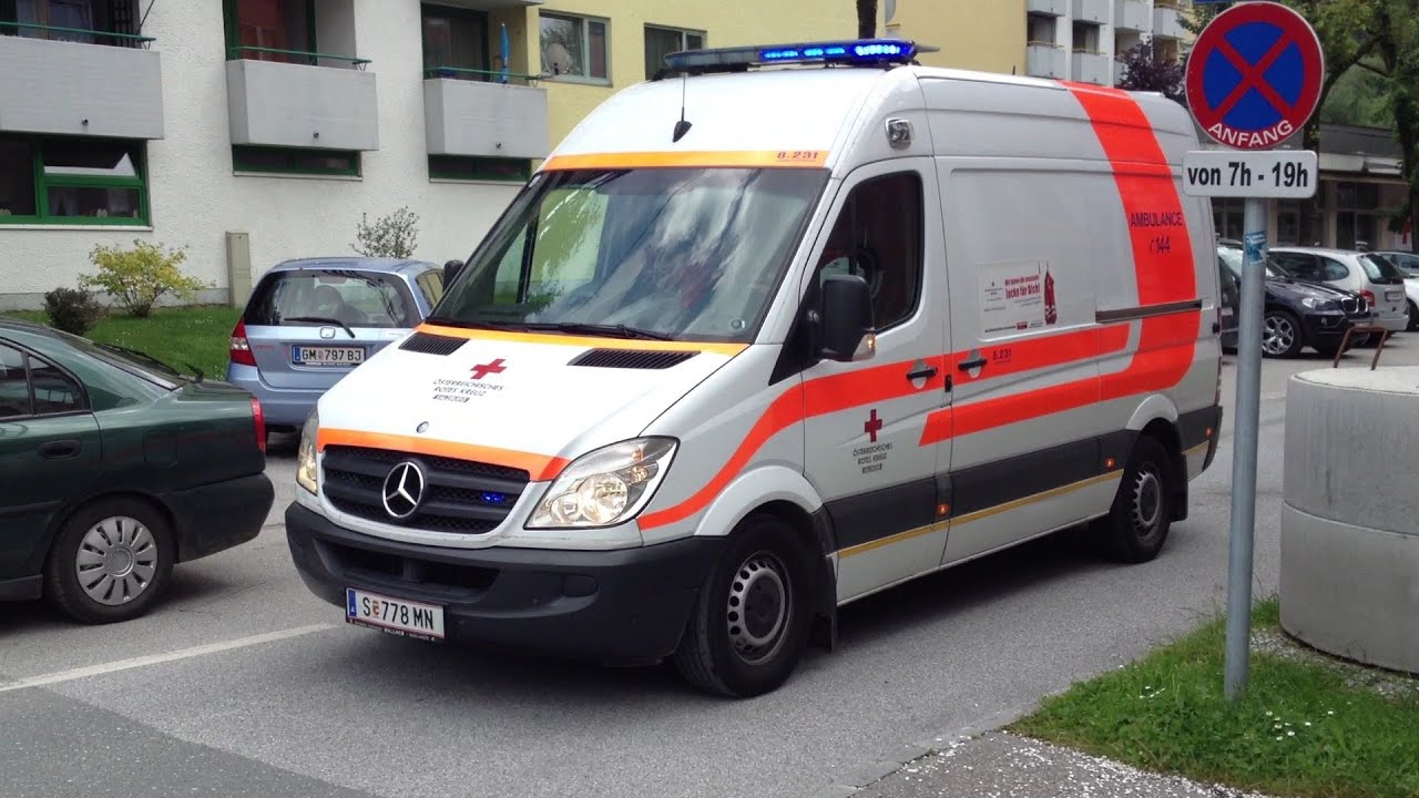 2x RTW ÖRK Salzburg [Ausfahrt aus Dienststelle]