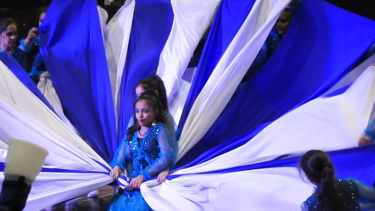 Nyaaree, Dhyani, Krishna and Friends : Nagara sang dhol baje (dupatta)