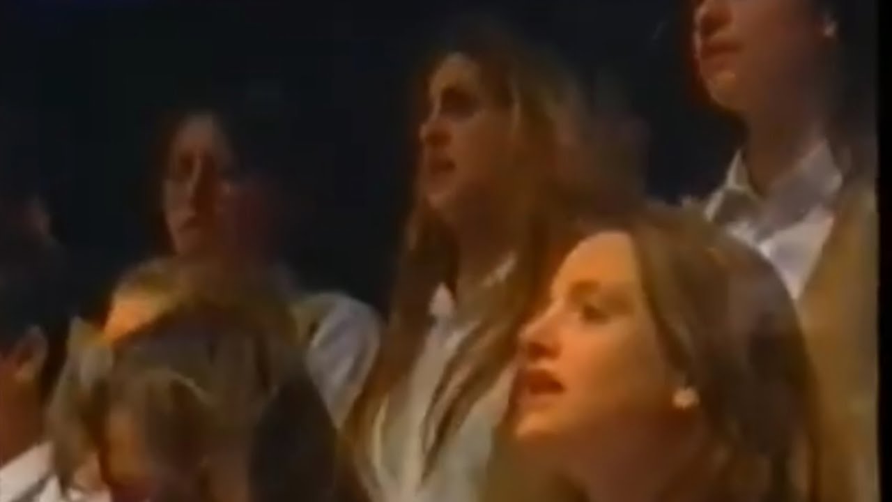 Αφιέρωμα στον Μίκη — Πάτρα '97 // Αφροδίτη Μάνου -- με τα παιδιά του Τυπάλδου.