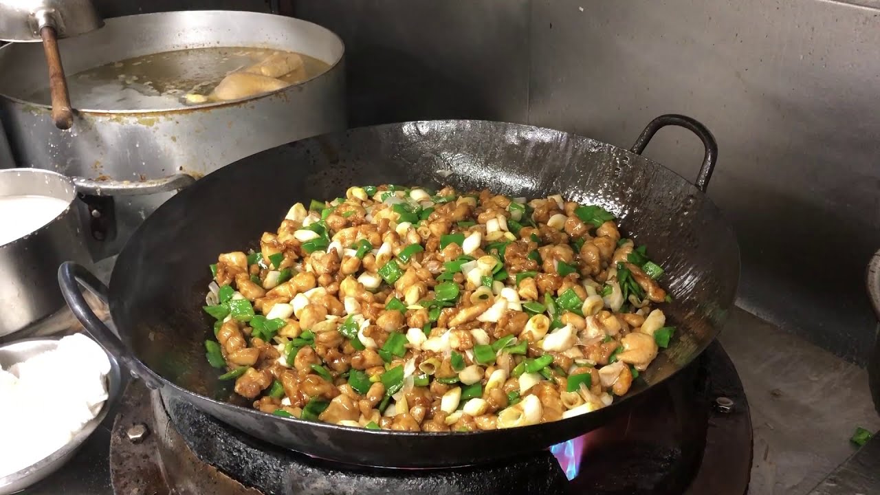 腰果鶏丁 【鶏肉とカシューナッツの炒め】  Stir-fried Chicken with Cashew Nuts.