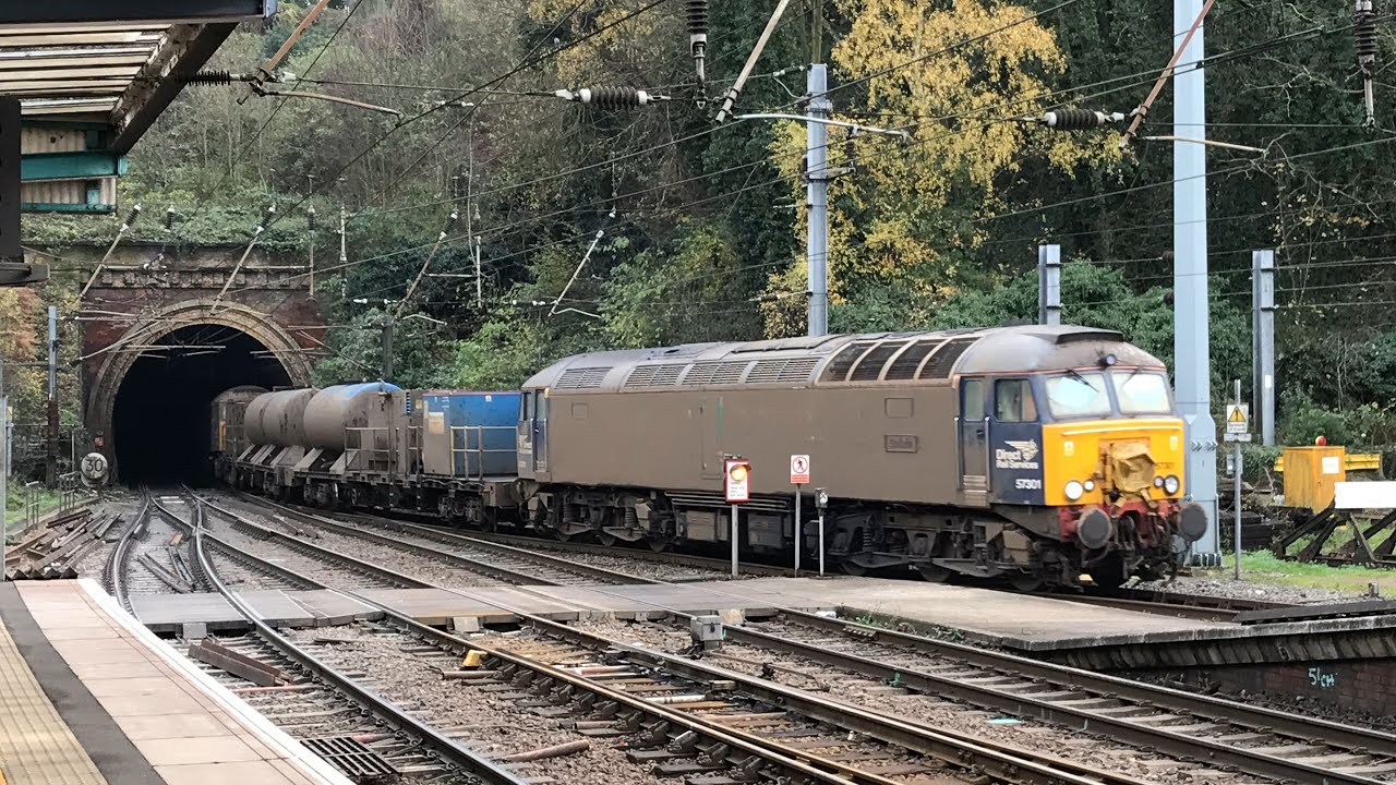 57301 and 57003 idle through Ipswich working 3S60 - 24/11/18