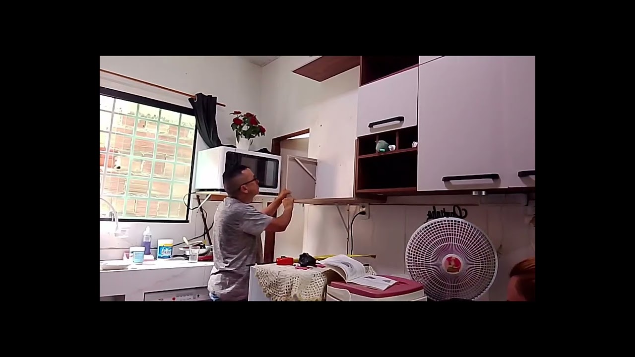 USEI UMA PORTA,E FIZEMOS ARMÁRIO PRA MICROONDAS E FORNO.