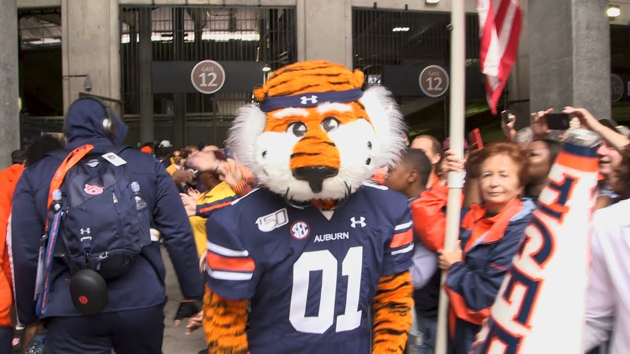 Auburn Tiger Walk before facing No. 2 LSU