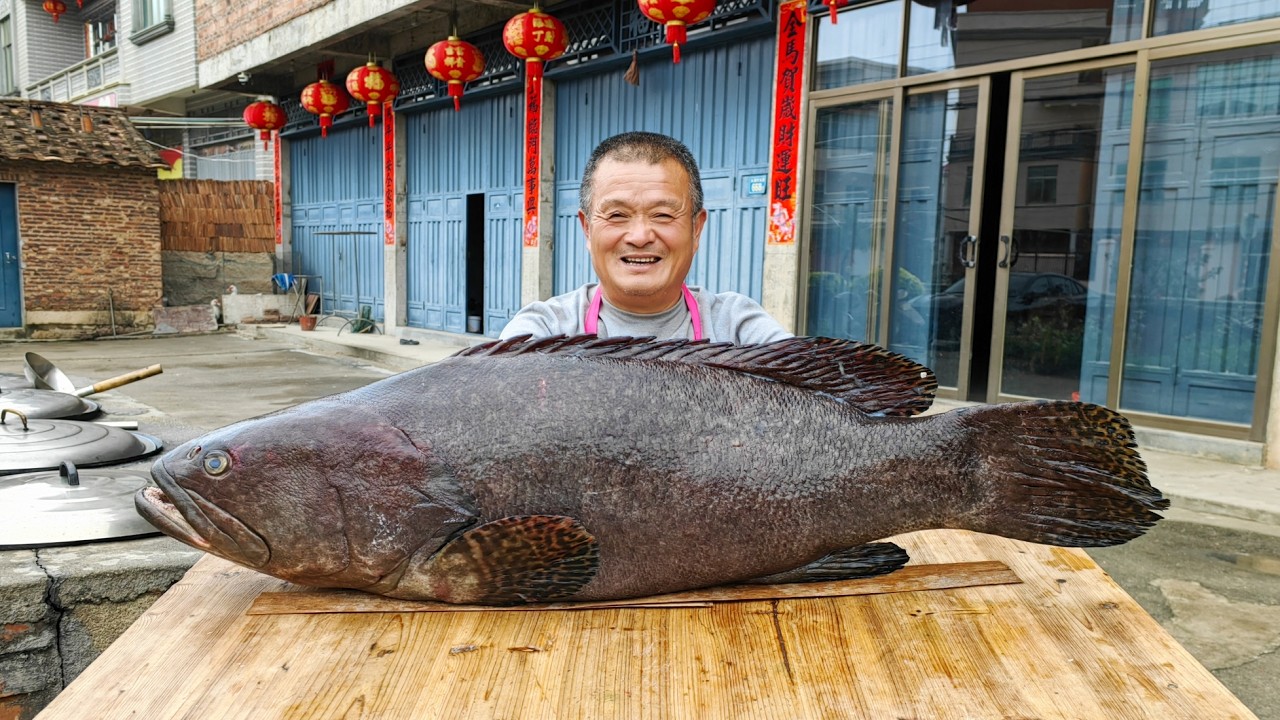 大兒子寄了條40多斤的石斑魚，砍下魚頭做雙味魚頭，魚唇好吃到爆