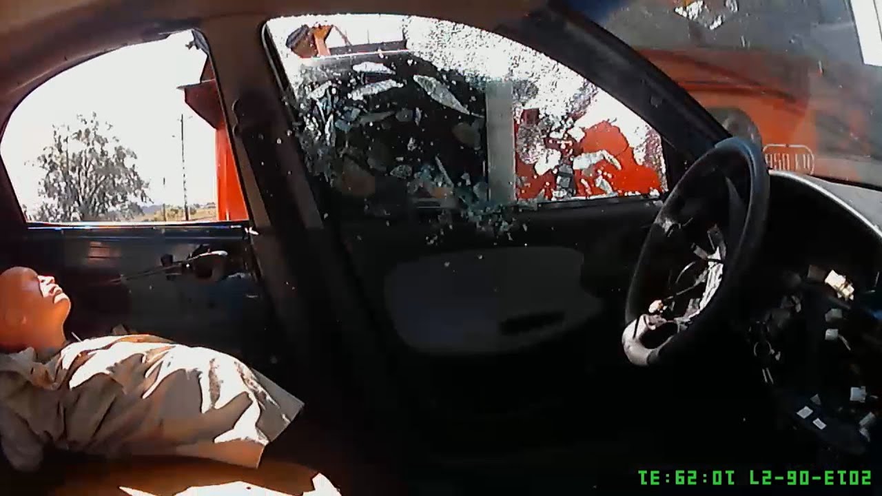 Braniewo:Zderzenie samochodu osobowego z lokomotywą[video]
