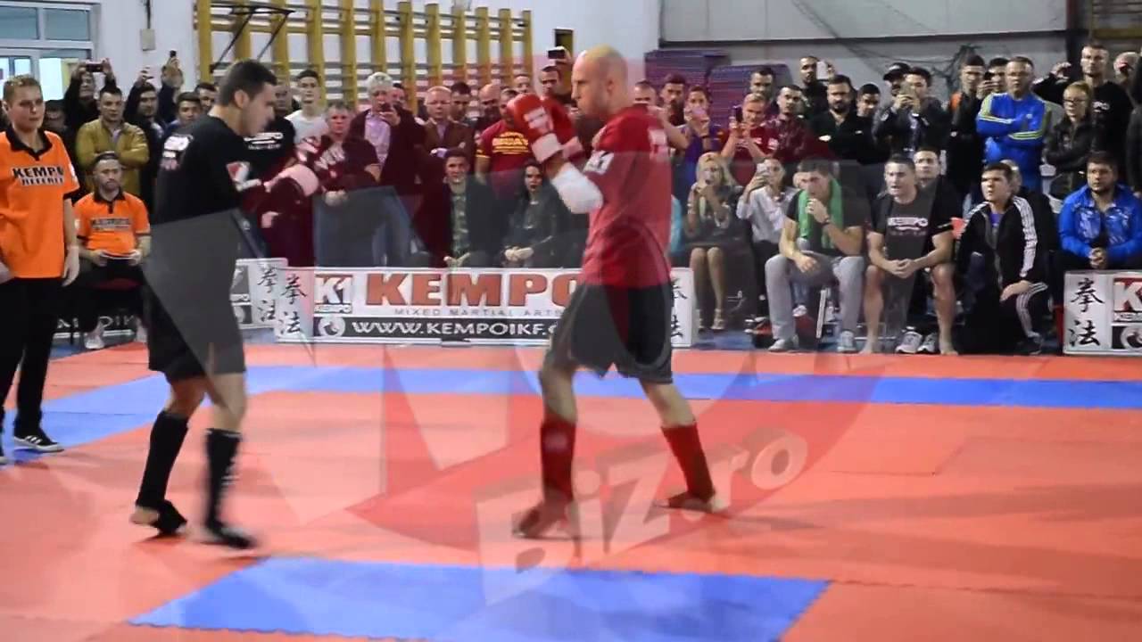 Mircea Badea ia bataie de la motociclistul Teodor Emi in ring Vineri 7 Noiembrie 2014