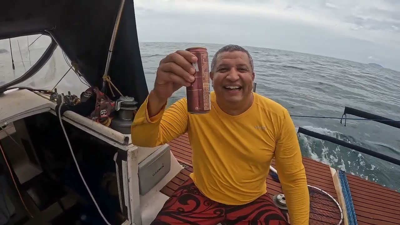 Travessia Oceanica no Veleiro Panda entre Ilhabela SP e Paraty RJ com Golfinhos e Pescaria .