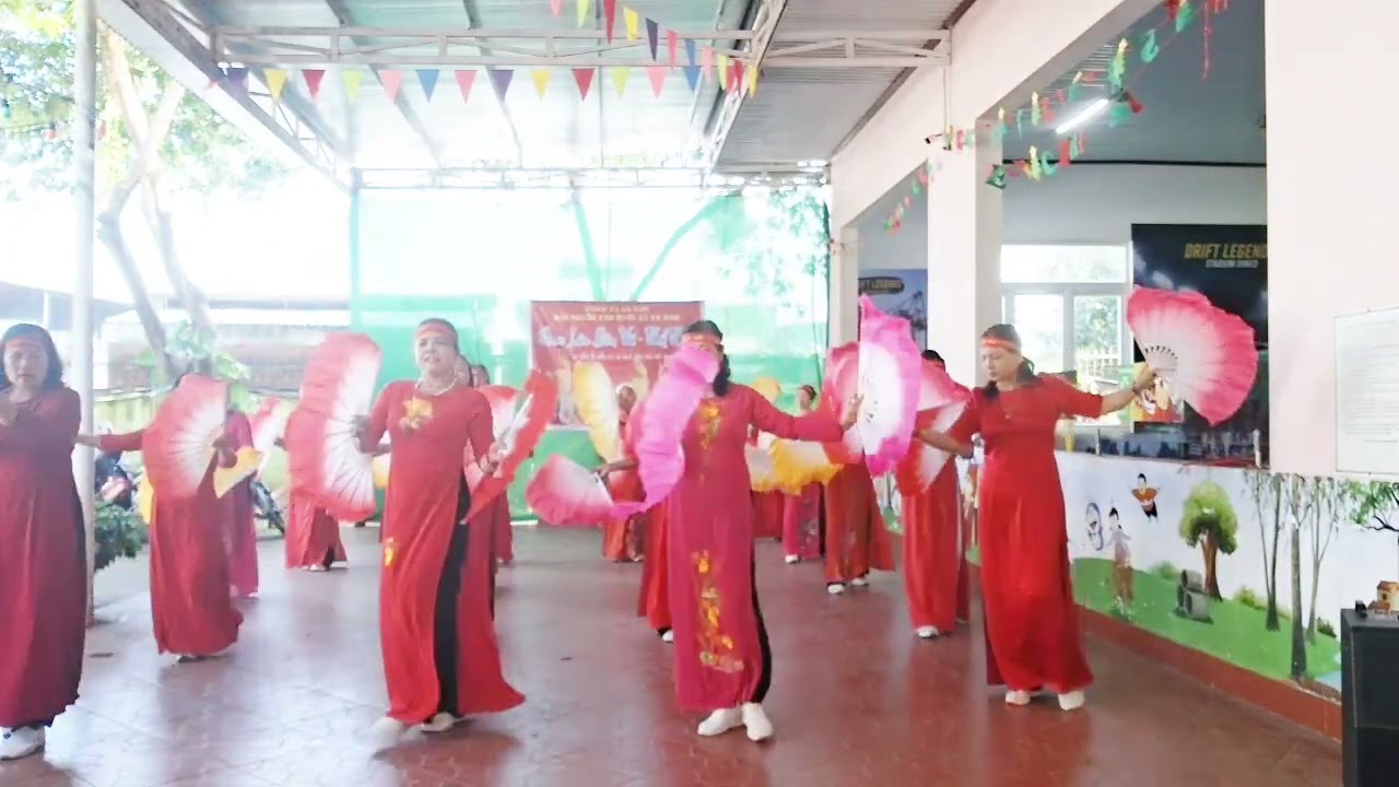 Tiết mục biểu diễn của ce CLB vui khỏe eakar 