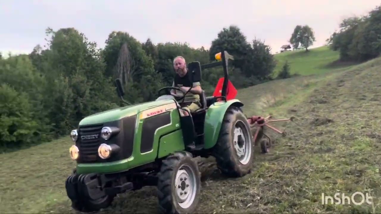 Rastresanje trave sa kineskim Traktorom 25 konja  i SIP 220 rastresač.
