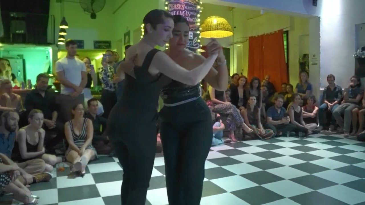 En Araca Milonga. Corina Herrera junto a Inés Muzzopappa