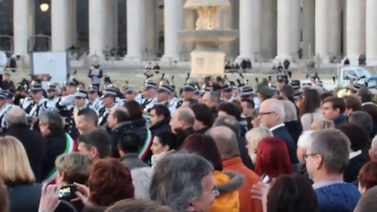 Bayernhymne auf dem Petersplatz