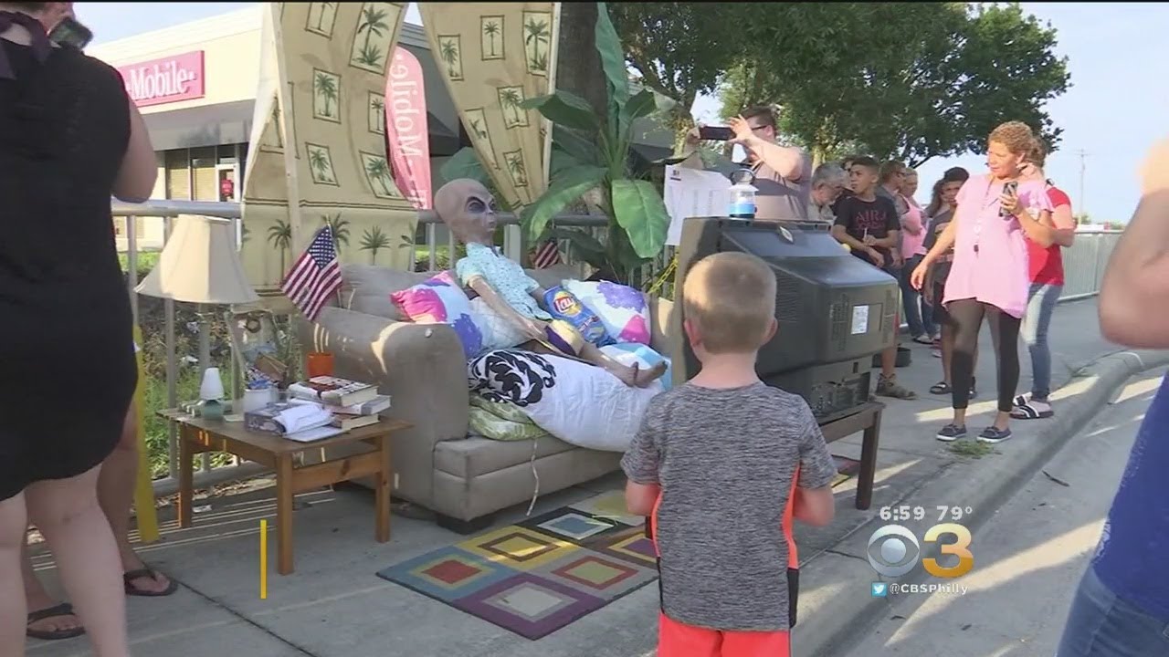 Abandoned Couch Brings Community Together; Inspires Pop-Up Food Drive