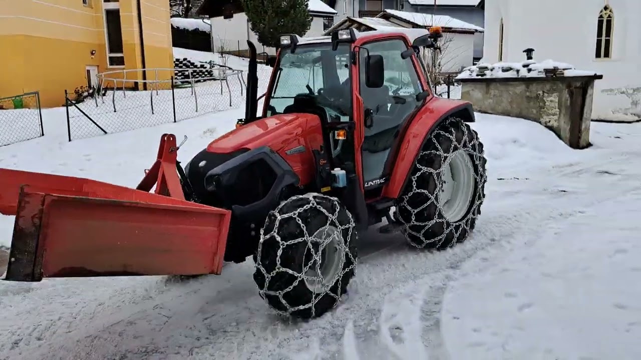 Lintrac 75 LS beim der Schneer&auml;umung
