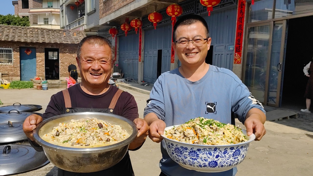 大兒子點菜要吃燜豆腐，阿胖山做了滿滿壹鍋，全家人圍坐壹桌真熱鬧