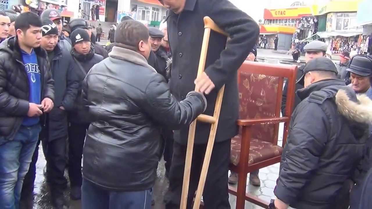 Самый высокий человек в Кыргызстане вынужден фотографироваться за деньги