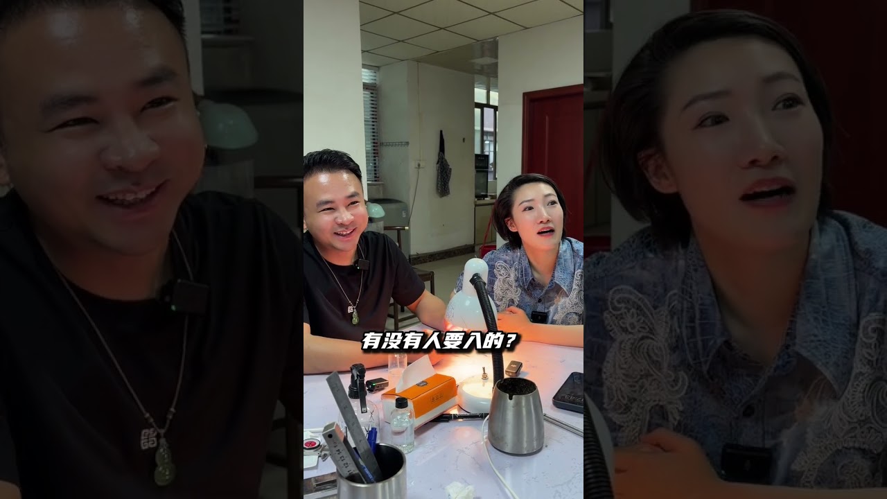 今天和老钟医看一件翡翠，硬着头皮拿回来的玻璃种红椿紫蛋面福瓜！即刻三刀切开改造！