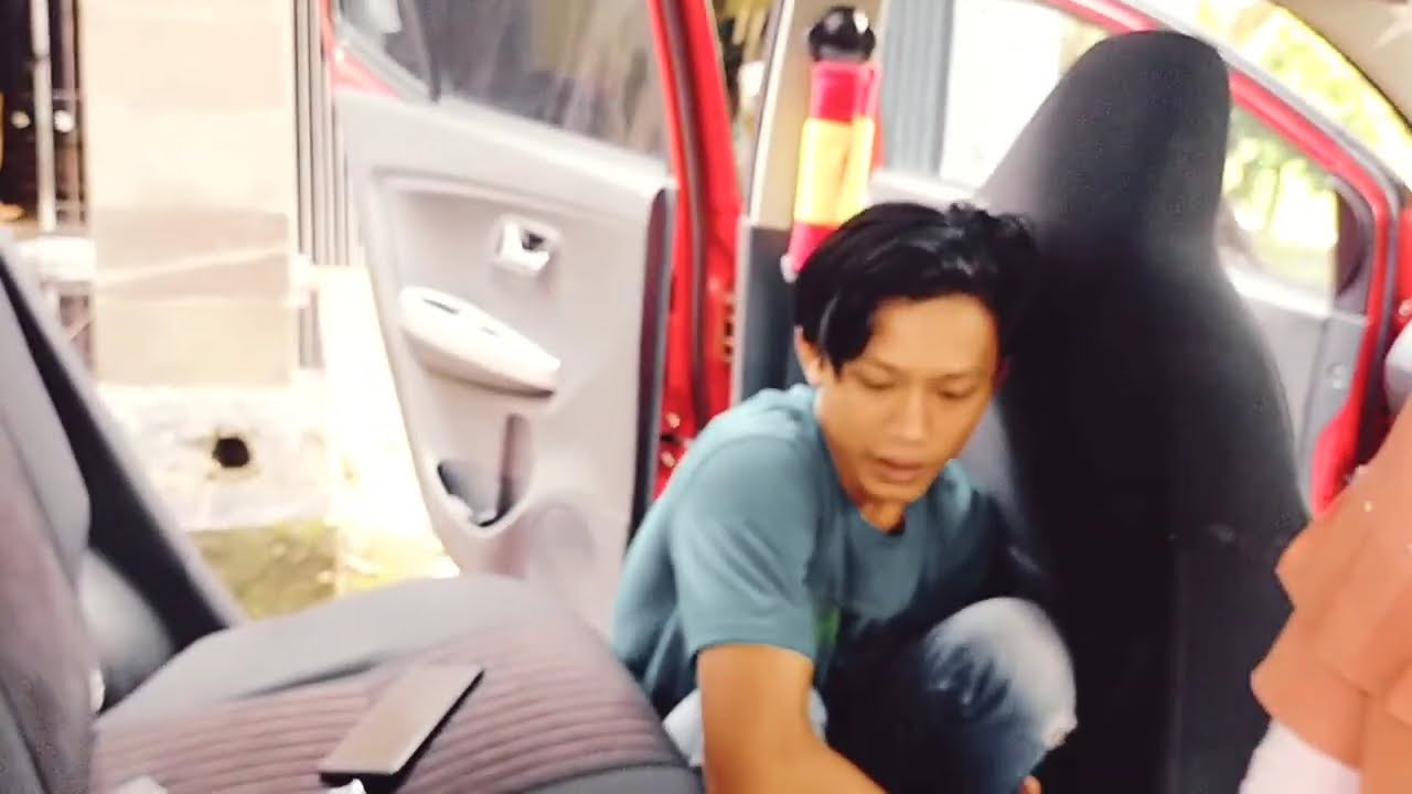 tutorial inti...!! cara pasang karpet dasar agya yang benar...@empatputrimobil