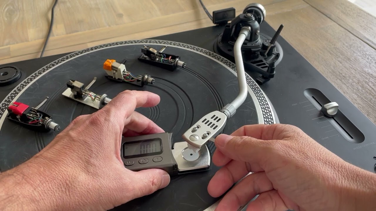Réglage de la force d'appui d un diamant pour platine vinyle avec une balance de précision