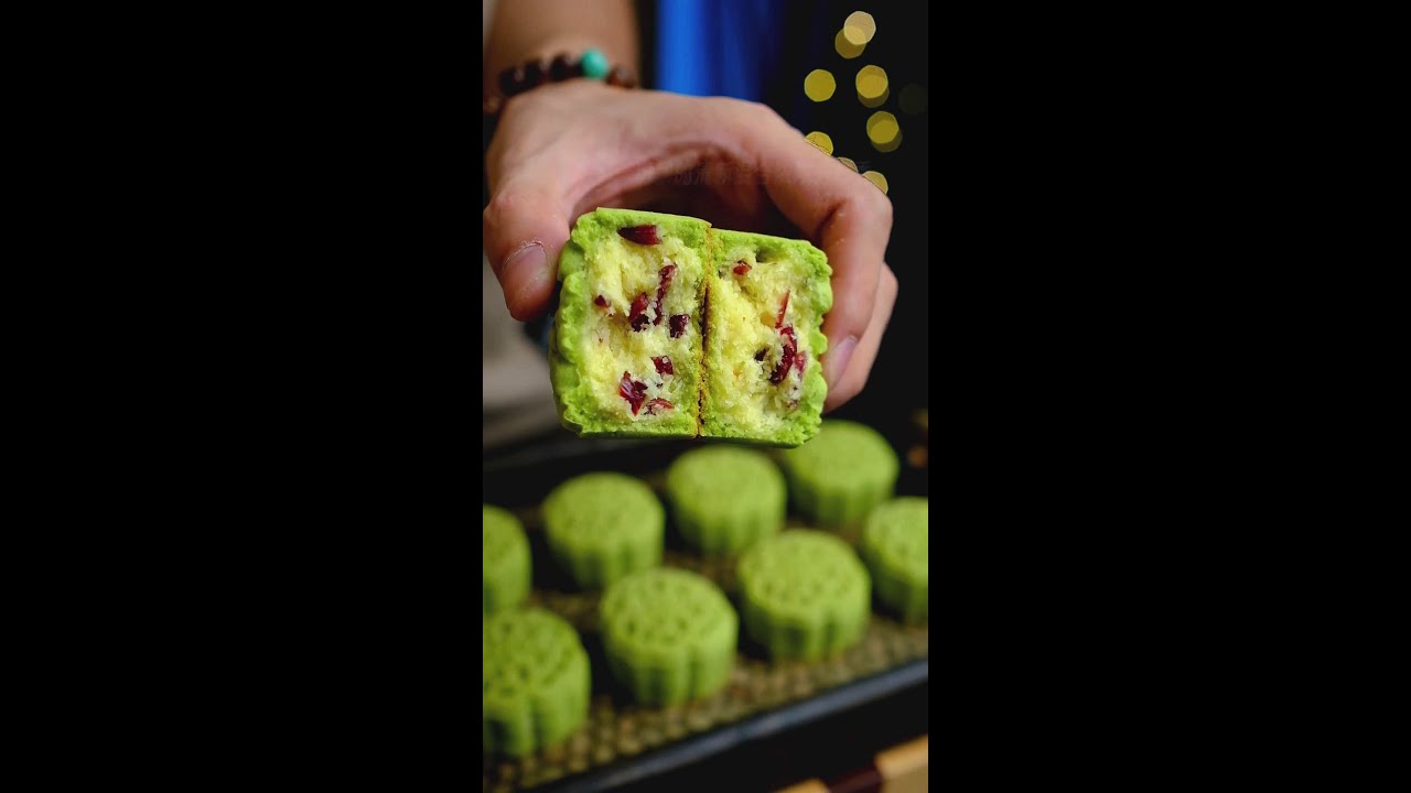 Pandan Mooncakes with Crispy Crust