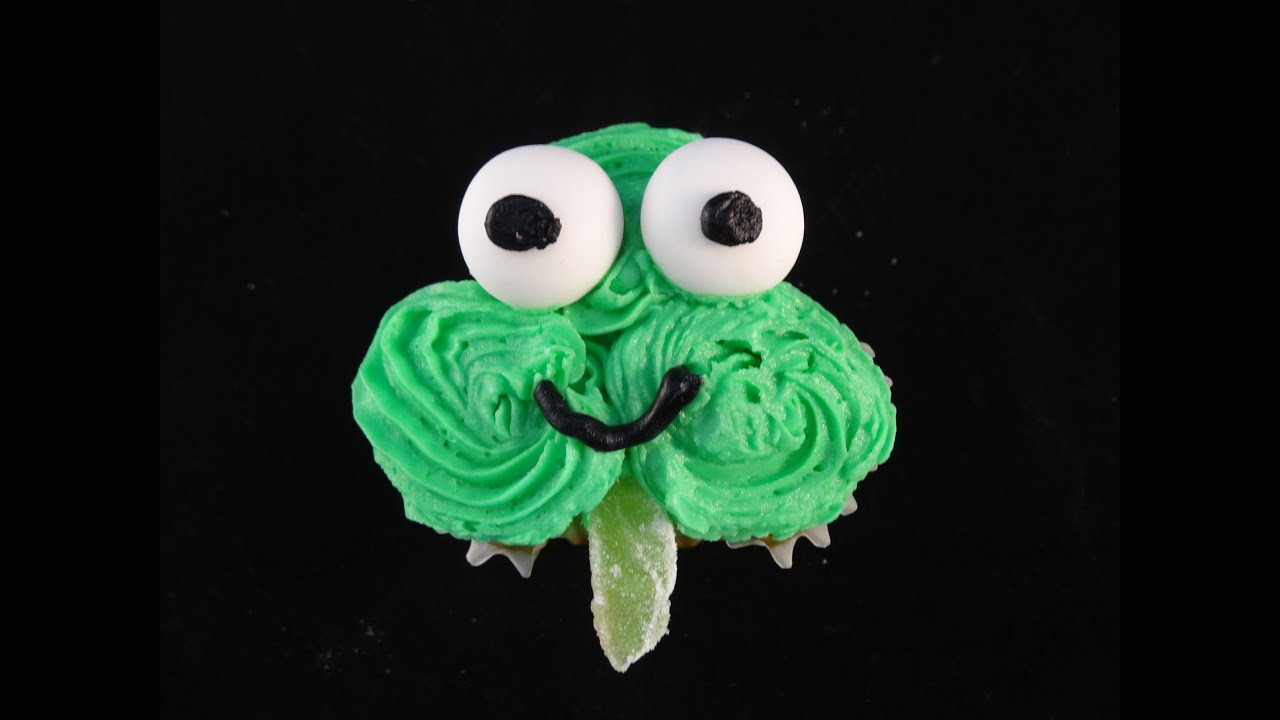 Decorating cupcakes with yoyomax12 #117: St. Patrick's Day Shamrock