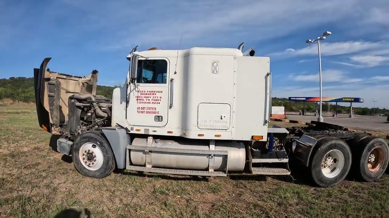 1998 Freightliner FLD Flat Top Sleeper &ndash; Brownwood, Texas
