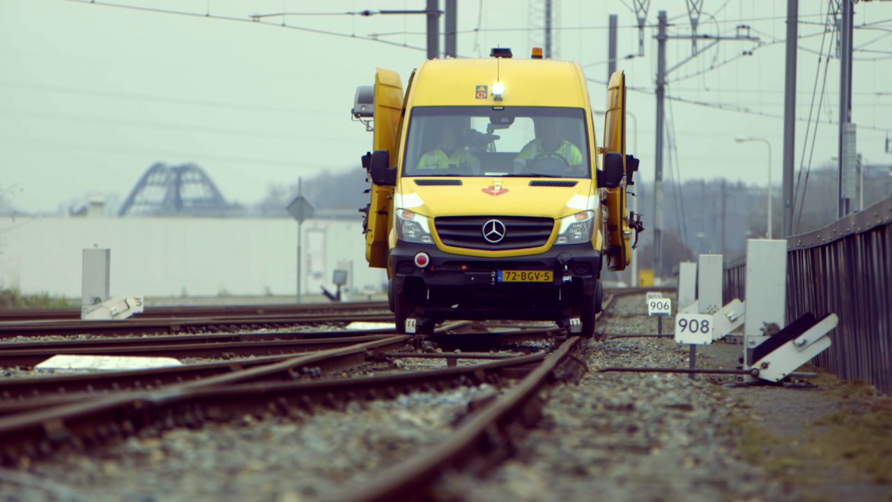 Met de Mercedes het spoor op!