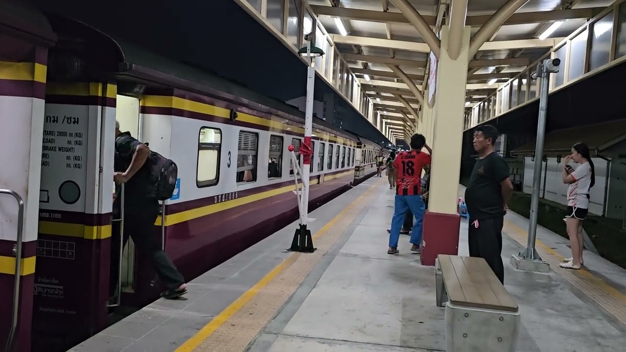 รถด่วน 85 จอดเพชรบุรี express train 85 at Phetchaburi 