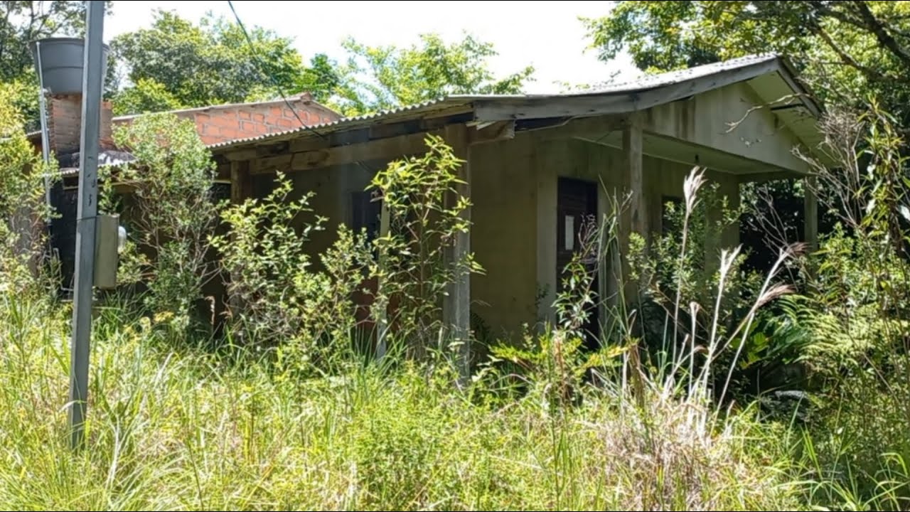 abandonaram a casa e deixaram até comida na mesa