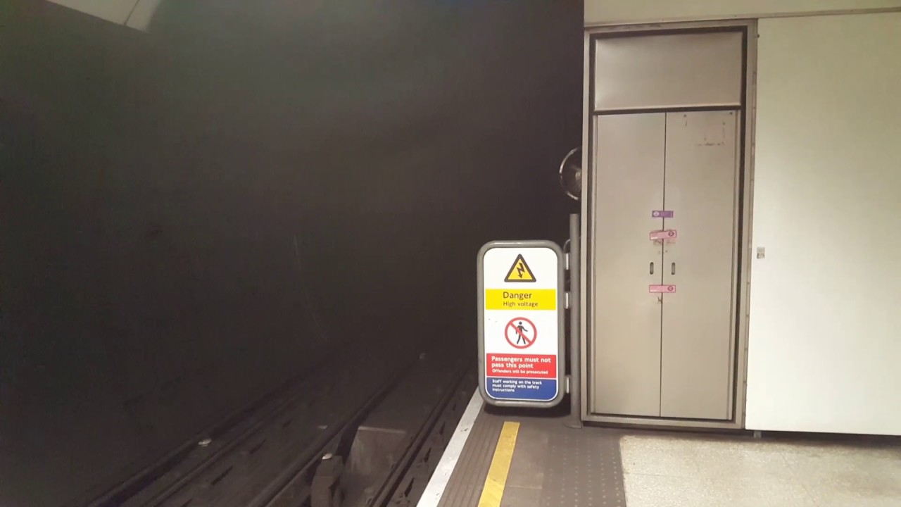 SPOOKY SOUND! Northern line train arrive and depart London Bridge
