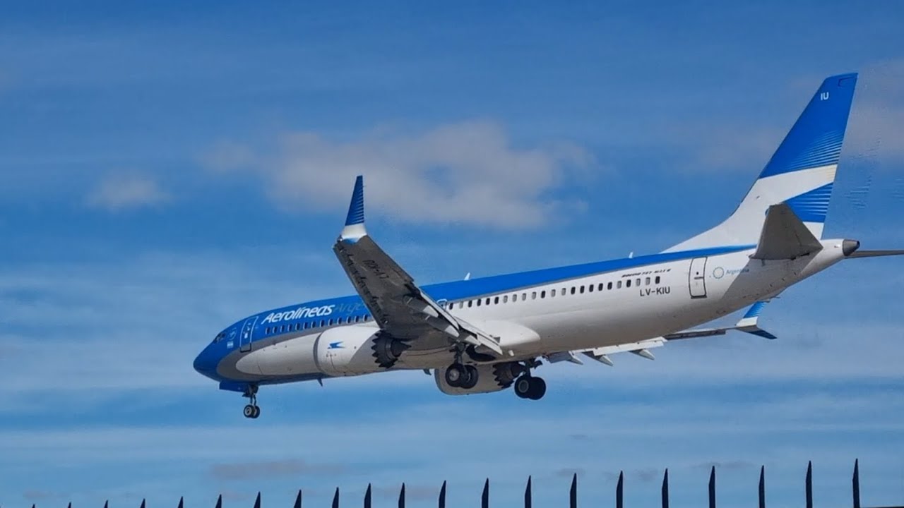 Boeing B737-8 Max LV-KIU de Aerolíneas Argentinas aterrizando en Aeroparque