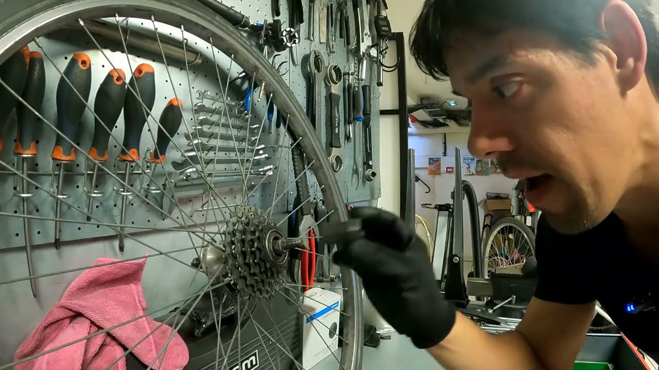 Je remplace un axe de roue arrière - Tuto technicien cycle