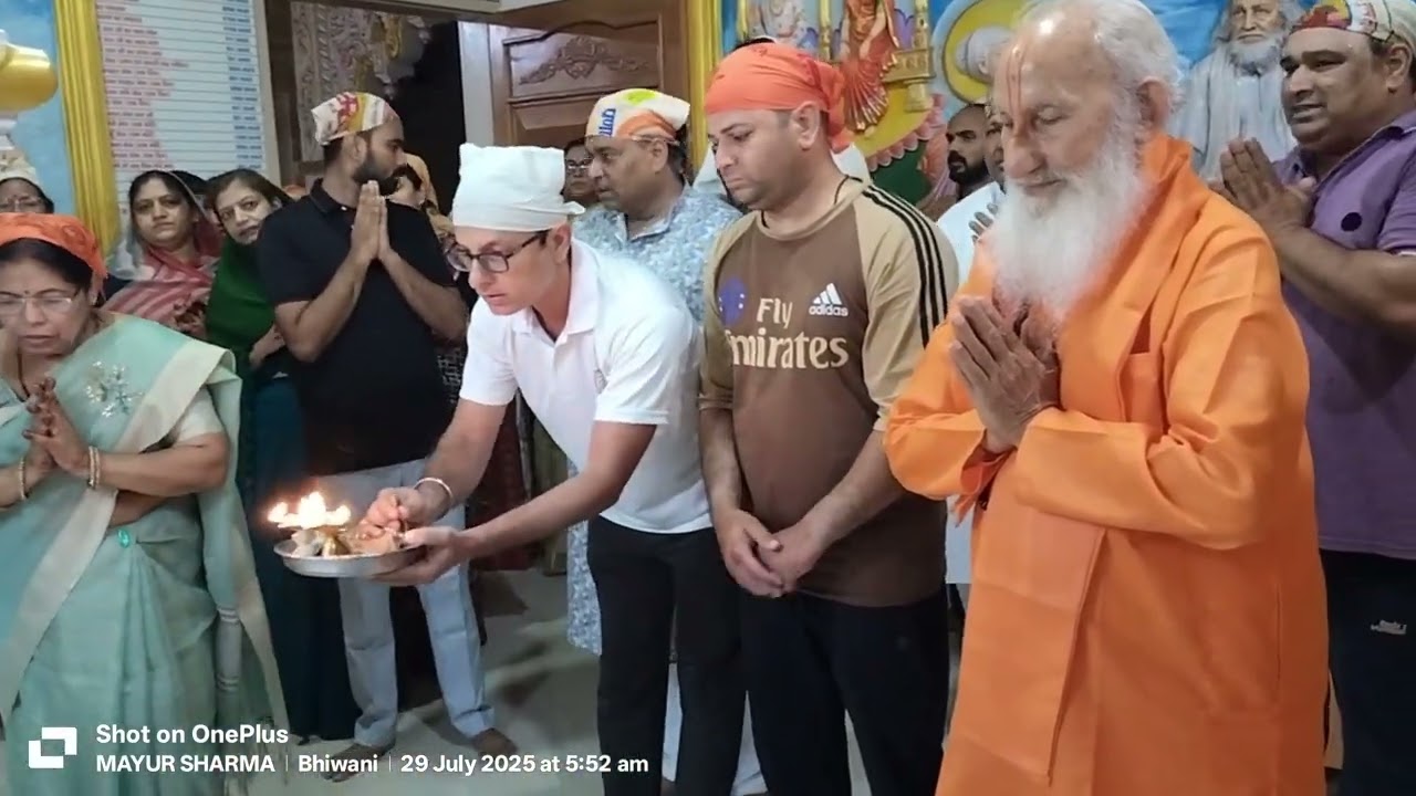 Guru ji radhika dham me aarti krte hue