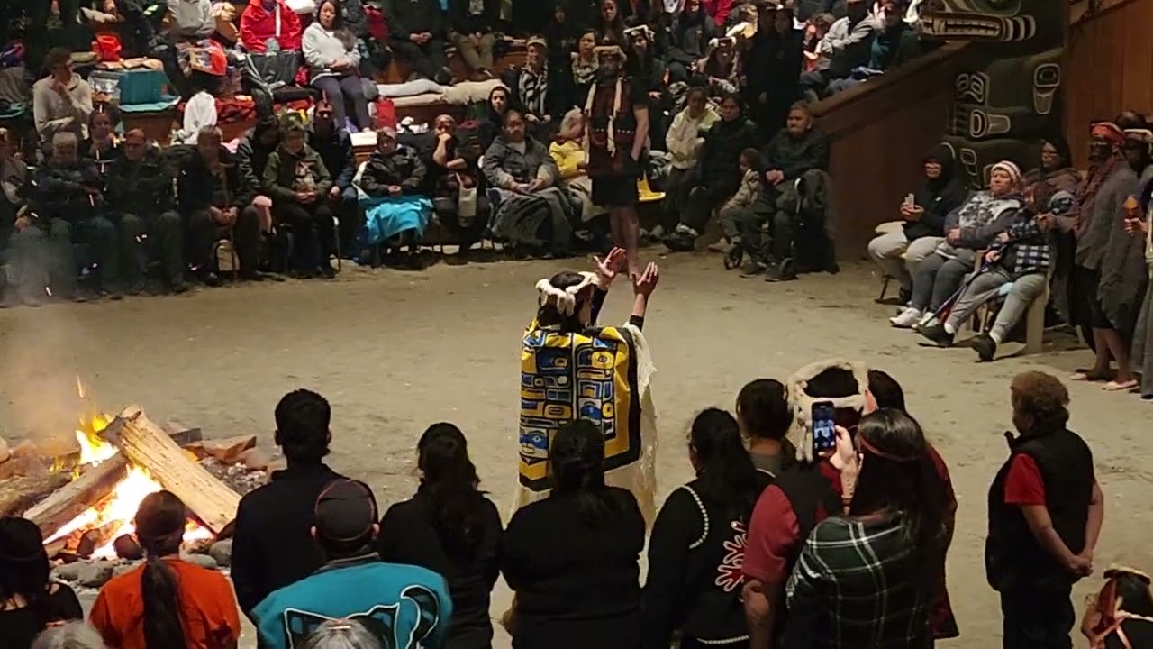 Mamudzikila̱'og̱wa Ya̱wi'linux̱w. (Cynthia Hunt's Ladies Professional Dance)