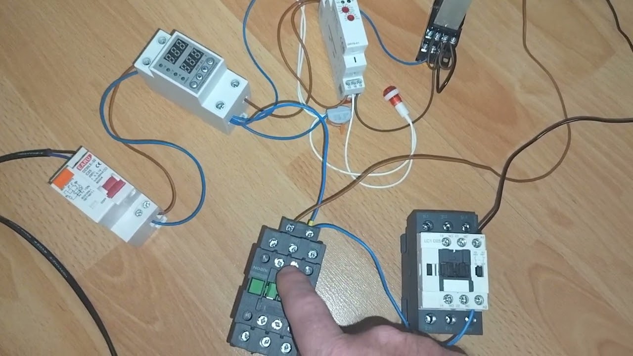 O mică automatizare cu ajutorul a doua releie de timp și doi contractori .