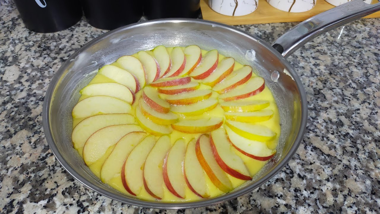 كيكة التفاح🍎 في المقلاة معلكة لذييذة متشبعوش منها من لذتها طارت فساعتها 😋