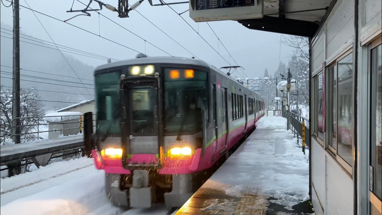 雪の南今庄駅　列車到着シーン