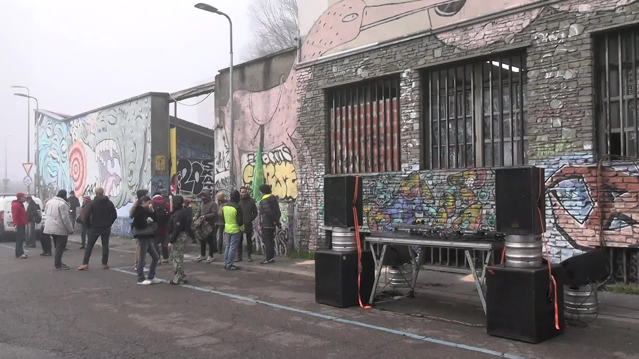Milano, presidio antisfratto al Leoncavallo: 